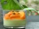 Crème brûlée à la pistache, poêlée d'abricots à la vanille