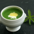 Velouté d’herbes oeufs de caille pochés