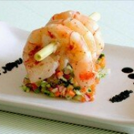 Grosses crevettes sur tartare de légumes