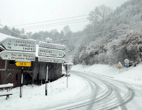 1_vallee_d_abondance_sur_la_rd32_montee_de_bonenvaux_et_du_col_du_corbier_les_panneaux_sous_la_neige_sont_une_publicite_parfaite_pour_les_stations_de_sports_d_hiver_photo_le_dl_bernard_auzou.jpg