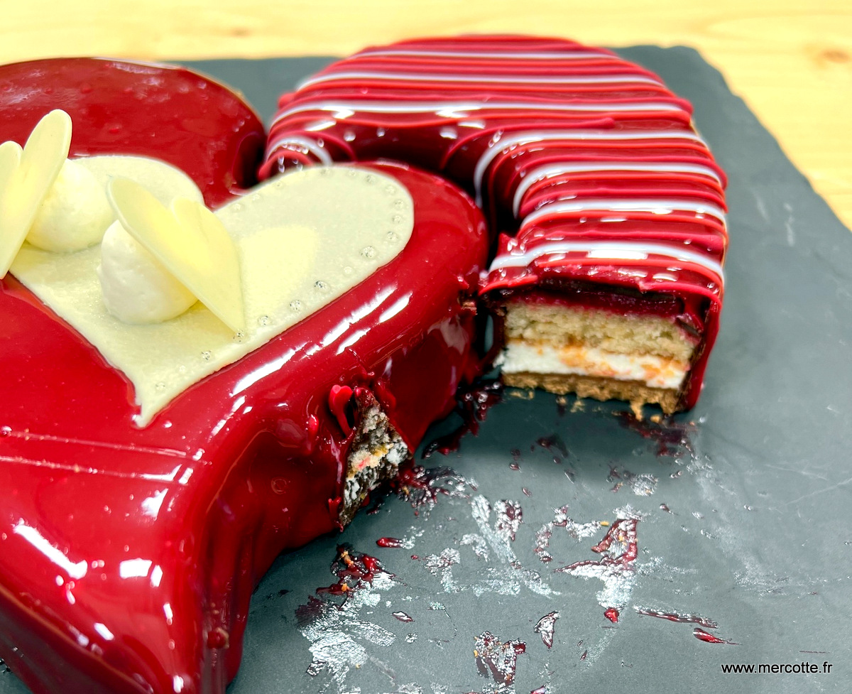 Gâteau dégradé rose, violet et orange avec des roses de fromage à