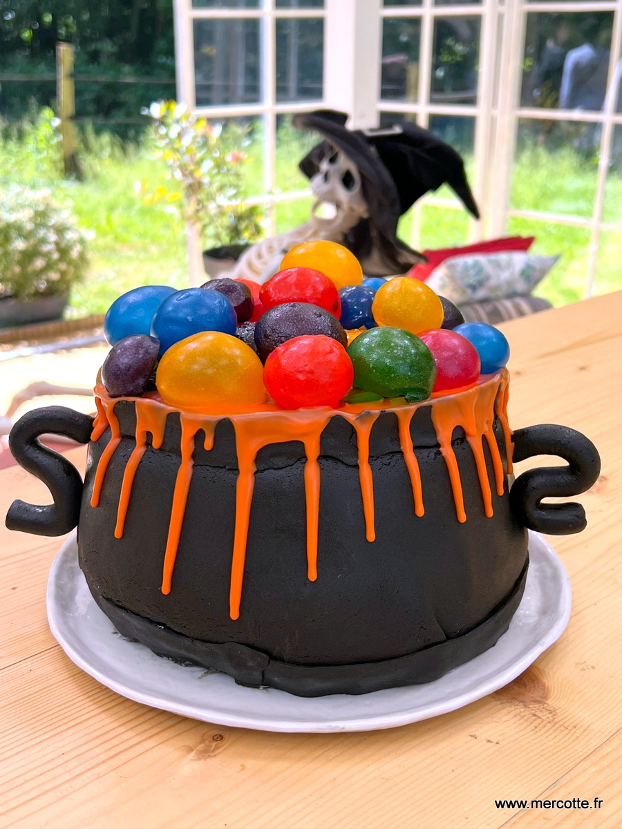 Un gâteau d'anniversaire aux bonbons, des brochettes de moules