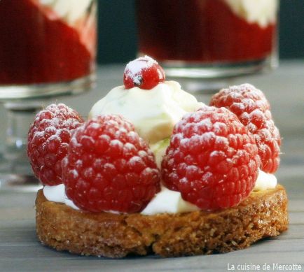 Mousse au fromage et framboises en verrine - Les recettes de Caty